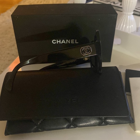 CHANEL SUNGLASSES - Picture 4 of 7